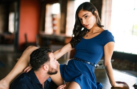 Сексуальная девушка и ее друг-мужчина принимают участие в жестком трахе на столе картинка 4