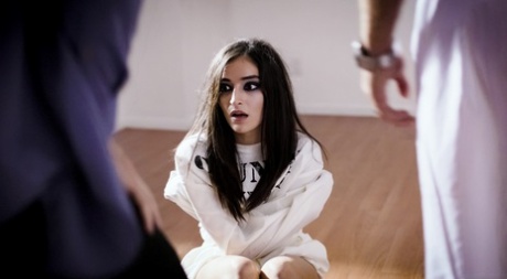 Крошечную молоденькую Эмили Уиллис освобождают от смирительной рубашки перед жестким сексом ММФ картинка 3