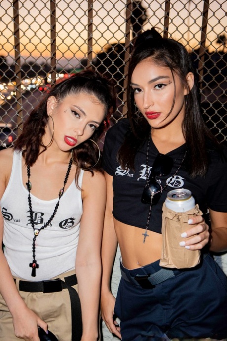 Знойные брюнетки Эмили Уиллис и Джейн Уайлд занимаются аналом с большим черным членом картинка 3