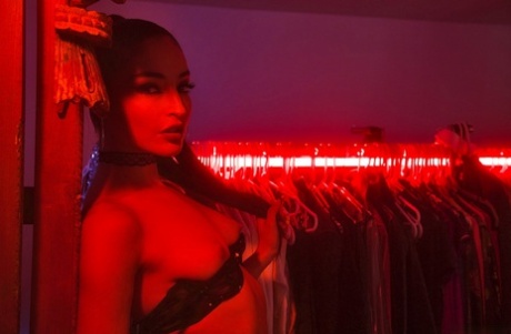 Сексуальная брюнетка Эмили Уиллис трахается из жопы в рот со своим другом-мужчиной картинка 2