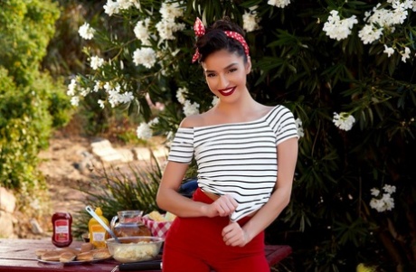 Милашка Эмили Уиллис приглашает тебя на озорной пикник картинка 2