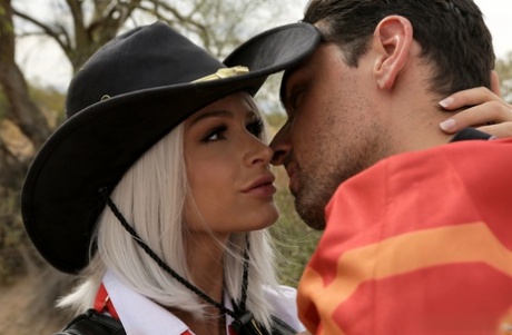 Худенькая девушка Эмма Хикс слизывает сперму с пальца после косплей-секса на зарослях кустарника картинка 4