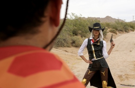 Худенькая девушка Эмма Хикс слизывает сперму с пальца после косплей-секса на зарослях кустарника картинка 3