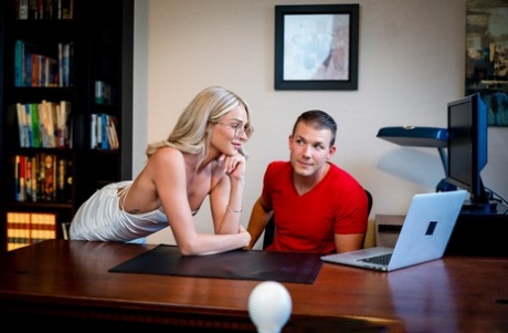 Горячая молоденькая блондинка Эмма Хикс моделирует сама, прежде чем соблазнить своего мужчину картинка 8