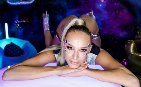 Горячая молоденькая Эмма Хикс собирает волосы в конский хвост во время экстремального анального секса картинка 4