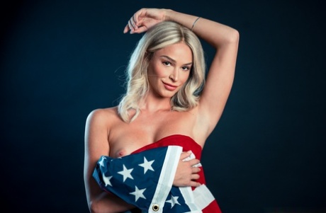 Горячая молоденькая блондинка Эмма Хикс моделирует сама, прежде чем соблазнить своего мужчину картинка 7