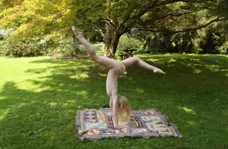 Симпатичная блондинка Эмма Старлетто демонстрирует свою гибкость, стоя голой во дворе картинка 8