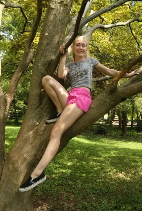 Симпатичная блондинка Эмма Старлетто демонстрирует свою гибкость, стоя голой во дворе картинка 2