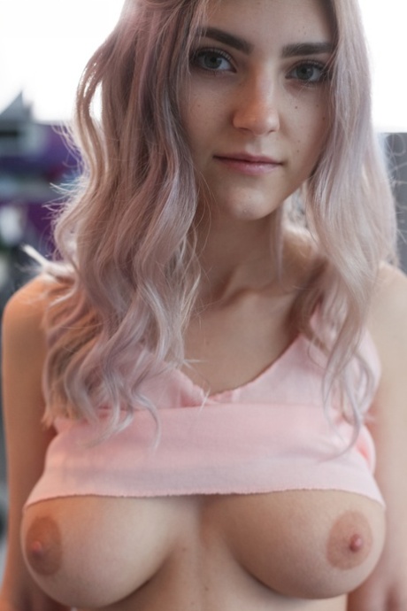 Молоденькая первокурсница обнажает гигантские сиськи, раздеваясь до розовых гольфов картинка 3