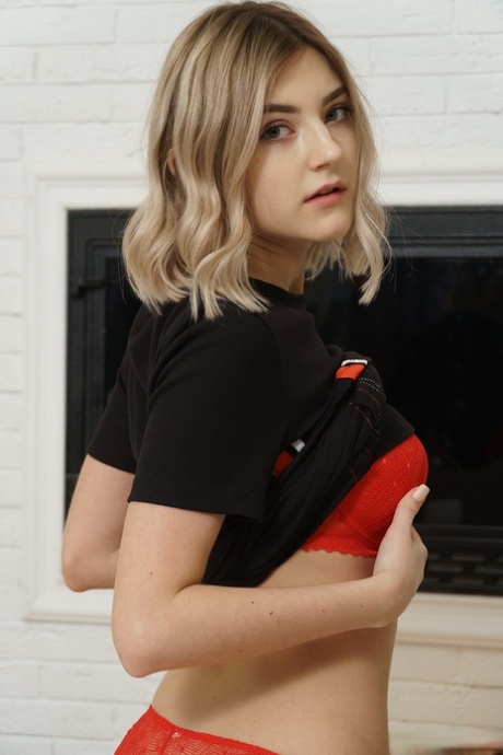 Грудастая первокурсница играет со свечным воском перед трахом пальцами в обнаженном виде картинка 4