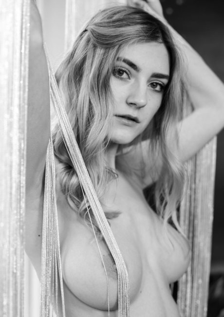 Молоденькая первокурсница обнажает гигантские сиськи, раздеваясь до розовых гольфов картинка 15