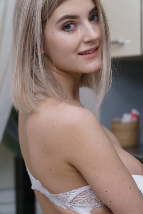 Очаровательная блондинка покрывает свое великолепное тело взбитыми сливками картинка 4