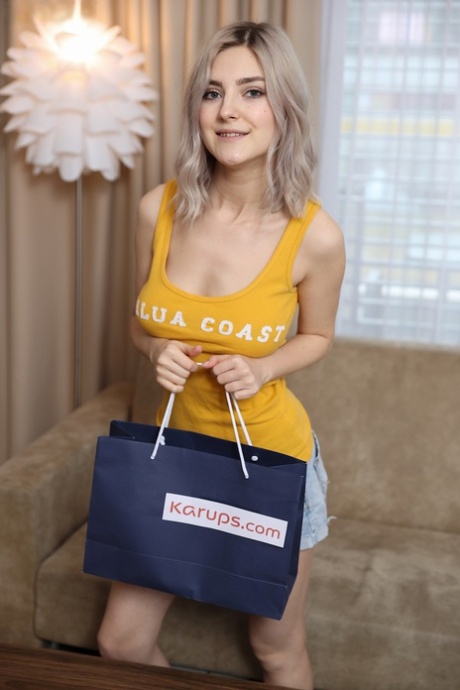 Любительская девушка Ева Элфи обнажает свои большие подростковые сиськи, прежде чем поиграть со своей лысой киской картинка 2