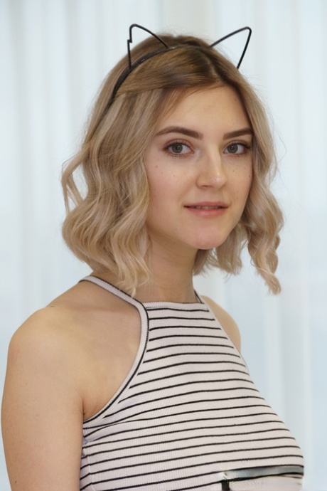 Молодая первокурсница с великолепной грудью покрывает свои соски пальчиковой краской картинка 4