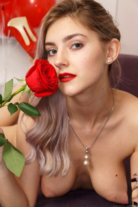 Сладкая молоденькая леди Джей мастурбирует свою идеальную киску на красных каблуках среди воздушных шаров картинка 16