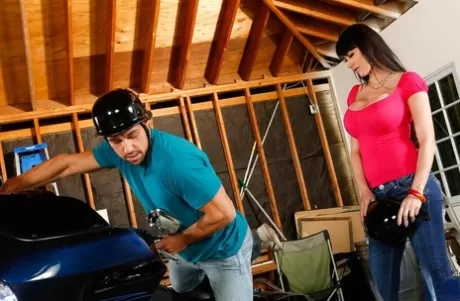 Брюнетка-пума Ева Карера соблазняет и трахает парня, любящего велосипеды, в гараже картинка 3