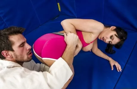 Грудастая мамаша Ева Карера жестко просверливает свои любовные дырочки большим членом картинка 4