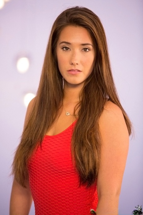 Симпатичная брюнетка Ева раздевается в этом красном платье, чтобы показать себя картинка 2