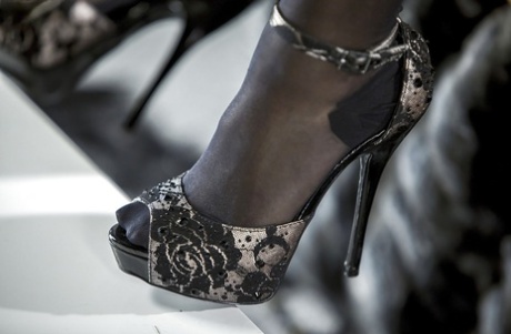 Горячая красотка Ева Ловия мастурбирует на высоких каблуках и в черных чулках картинка 11