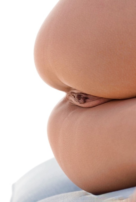 Симпатичная красотка снимает свои джинсы на открытом воздухе, чтобы обнажить свою волосатую киску картинка 12