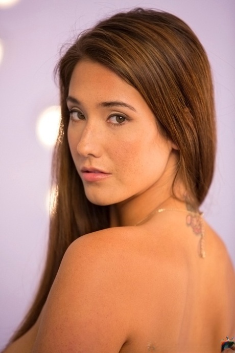 Симпатичная брюнетка Ева раздевается в этом красном платье, чтобы показать себя картинка 6