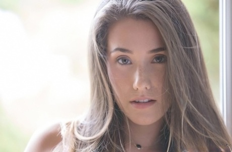 Сладкая красотка Ева Лория позирует обнаженной и демонстрирует свою киску крупным планом картинка 2