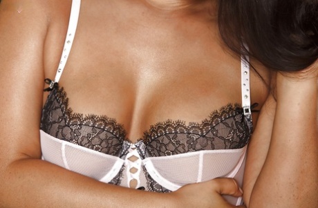 Невероятно горячая красотка в нейлоновых чулках снимает свое нижнее белье и обнажает свою щель картинка 3