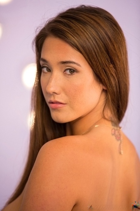 Симпатичная брюнетка Ева раздевается в этом красном платье, чтобы показать себя картинка 7