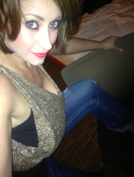 Коротко стриженная цыпочка Ева Нотти обнажает свои гигантские сиськи во время селфи картинка 15