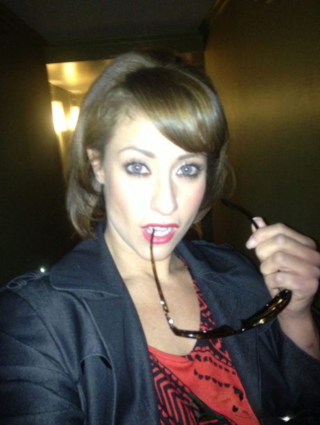 Коротко стриженная цыпочка Ева Нотти обнажает свои гигантские сиськи во время селфи картинка 12