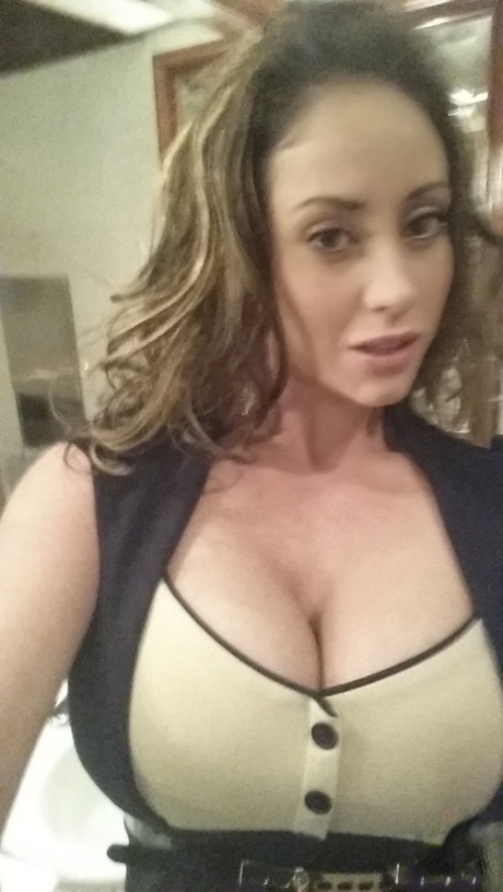 Милф-порнозвезда Ева Нотти делает селфи голышом, пока тусуется дома картинка 7