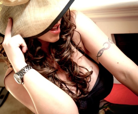 Одетая женщина Ева Нотти демонстрирует свое хорошенькое личико в шляпе от солнца картинка 2