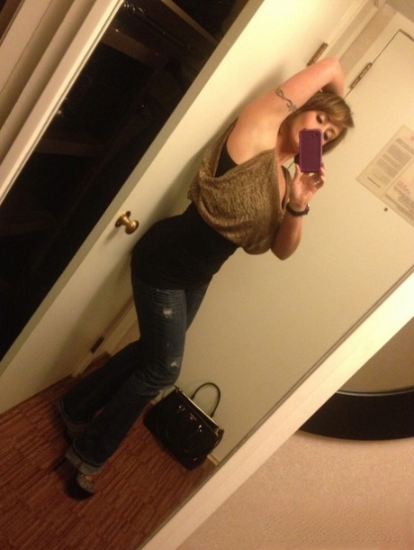 Коротко стриженная цыпочка Ева Нотти обнажает свои гигантские сиськи во время селфи картинка 14