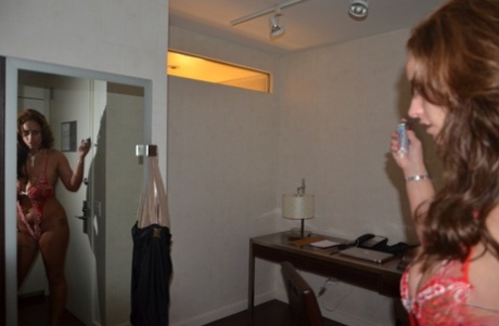 Сексуальная милфа Ева Нотти разгуливает по дому в едва заметном нижнем белье картинка 4