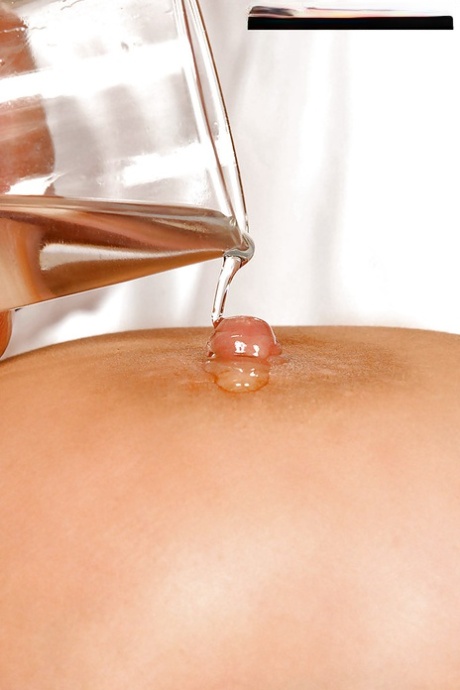 Грудастая милфа Ева Нотти с большими сиськами и сосками, смазанными маслом на массажном столе картинка 9