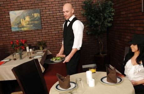 Две похотливые мамочки в джинсах соблазняют своего официанта и дразнят его член картинка 6