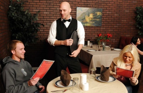 Две похотливые мамочки в джинсах соблазняют своего официанта и дразнят его член картинка 9