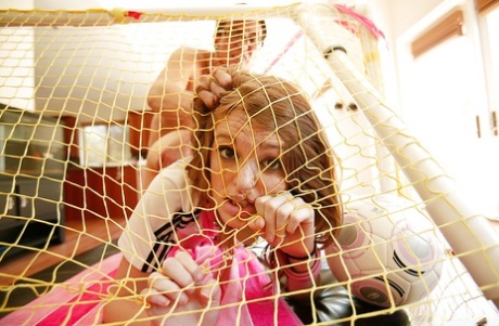 Молоденькую красотку Фэй Риган связывают и трахают с кляпом во рту картинка 13