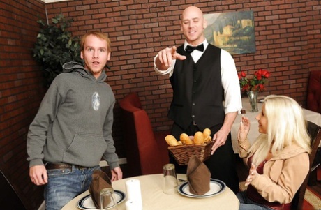 Две похотливые мамочки в джинсах соблазняют своего официанта и дразнят его член картинка 14