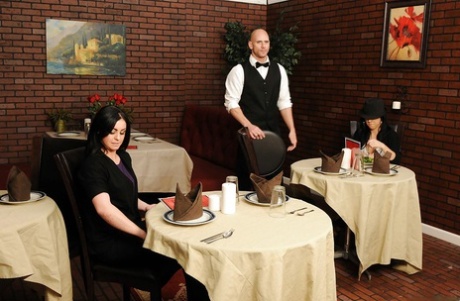 Две похотливые мамочки в джинсах соблазняют своего официанта и дразнят его член картинка 16