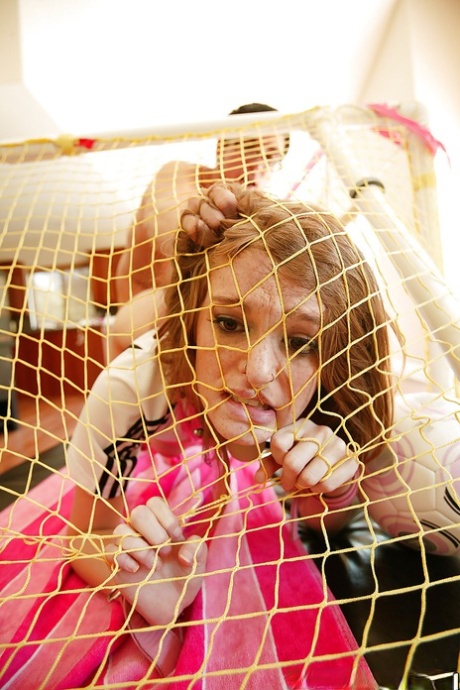 Крупным планом в БДСМ-трахе участвует худенькая рыжеволосая Фэй Риган картинка 5