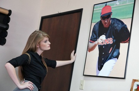 Длинноногая красотка в чулках наслаждается твердым членом, заполняющим ее рот и киску картинка 13