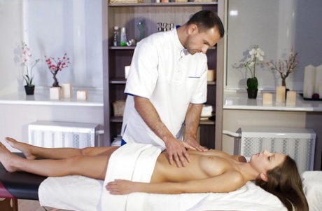 Крошечная европейская девушка Фокси Ди получает массаж и лижет киску картинка 4