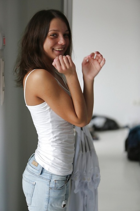 Бритая европейская красотка Фокси Ди позирует в своих потрясающих трусиках картинка 2