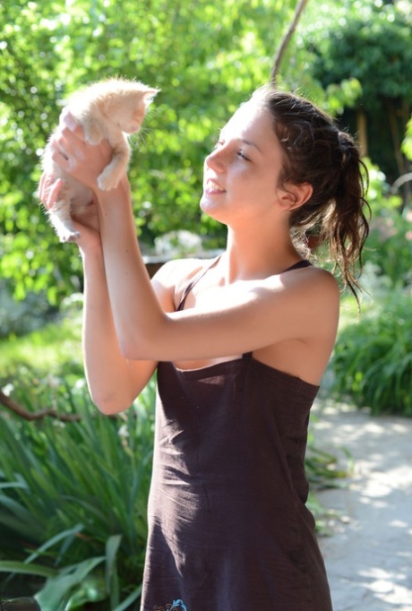 Юная легалистка снимает с себя одежду и позирует обнаженной на надувном матрасе картинка 16