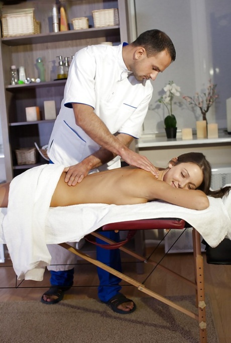 Крошечная европейская девушка Фокси Ди получает массаж и лижет киску картинка 2