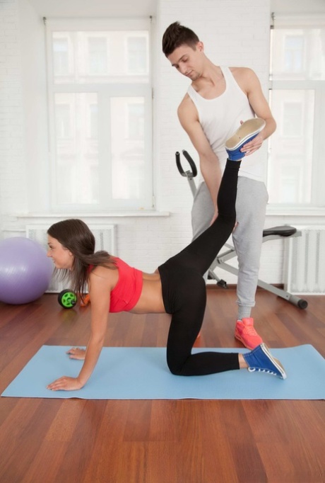 Спортивная молоденькая Энджел получает сперму на лицо после того, как трахнулась со своим личным тренером картинка 2