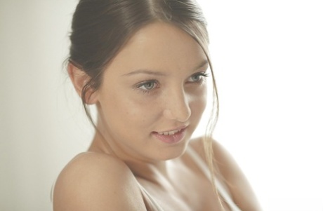 Фокси Ди показывает свою задницу порнозвезды и свои натуральные крошечные сиськи картинка 6