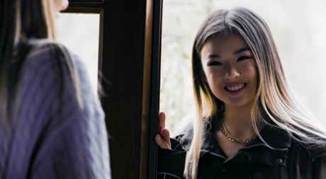 Девушки-лесбиянки собираются вместе для женского секса втроем на диване картинка 2