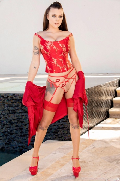 Молоденькая порнозвезда Габби Картер показывает свои огромные сиськи перед тем, как отсосать большой член картинка 2